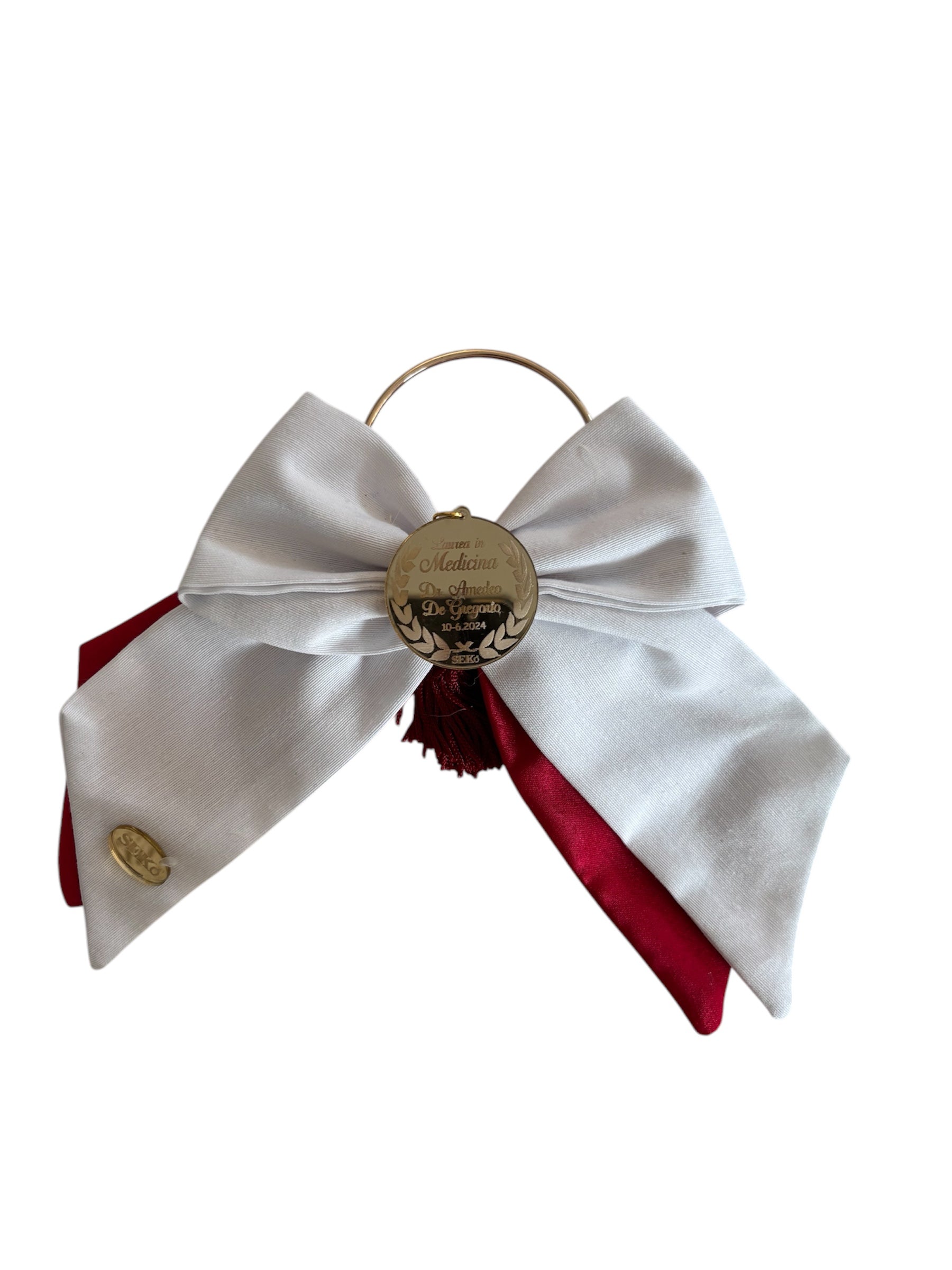 Fiocco Elegante in Shantung Rosso Porpora e Tag in Plexiglass Oro Specchiato