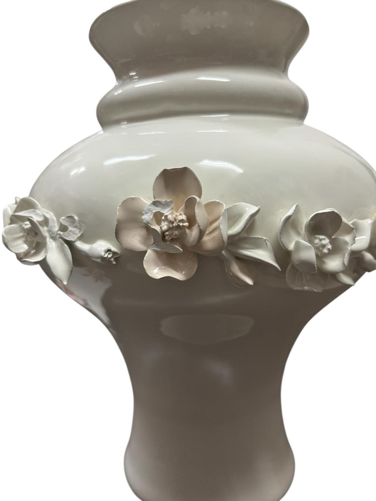 Vaso in Porcellana di Capodimonte con Fiori in Rilievo 30 h cm – Con Difetto