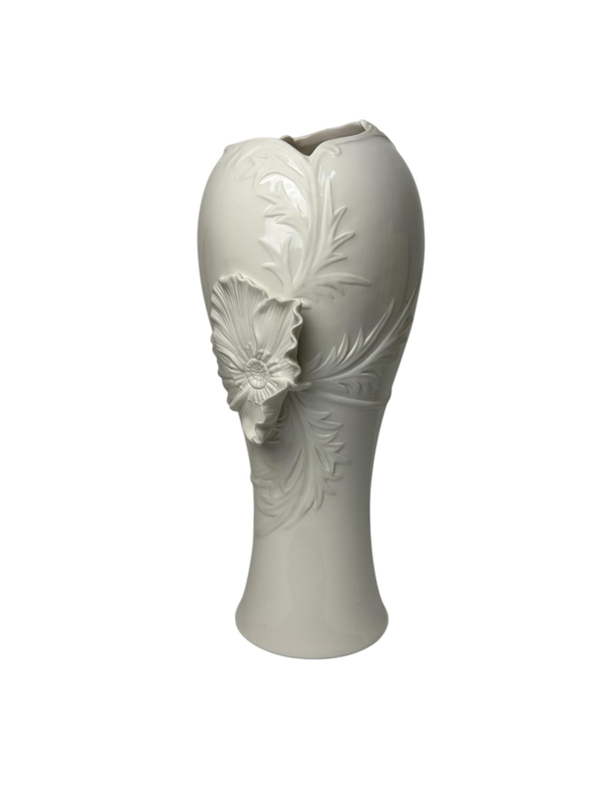 Vaso Elegante in Porcellana Bianca con Fiori in Rilievo 45 h cm – Henriette