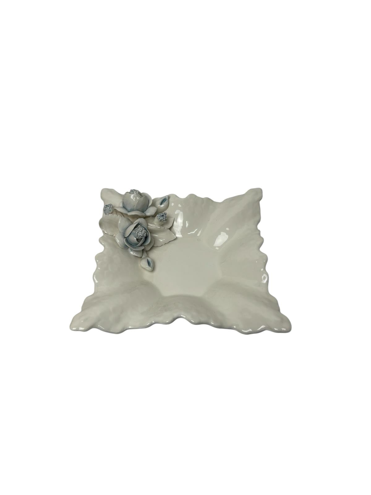 Svuotatasche Quadrato con Fiori Azzurri in Porcellana di Capodimonte 20x20 cm – Mara Bruni