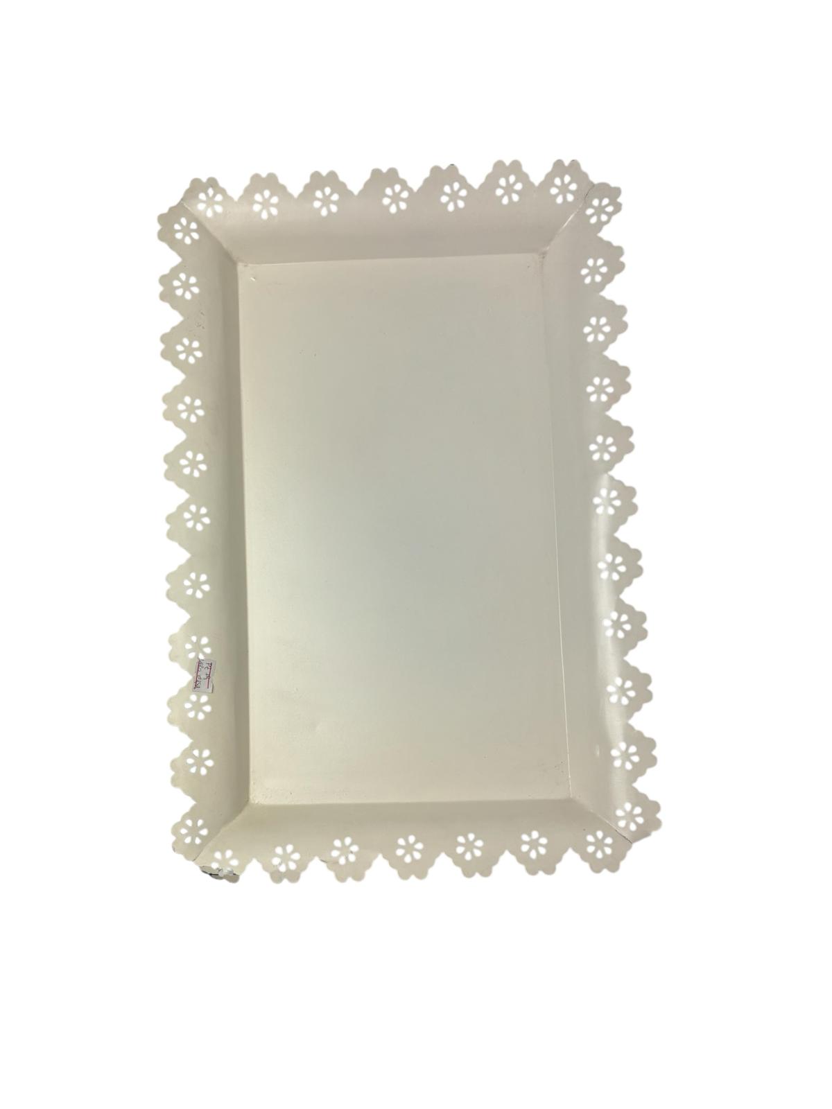 Vassoio Rettangolare in Latta Bianca con Smerli 40x30 cm – Old & New