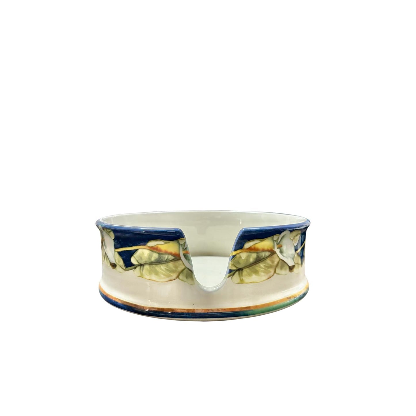 Porta Piatti in Ceramica con Fiori Bianchi e Dettagli Blu - Eleganza Artigianale