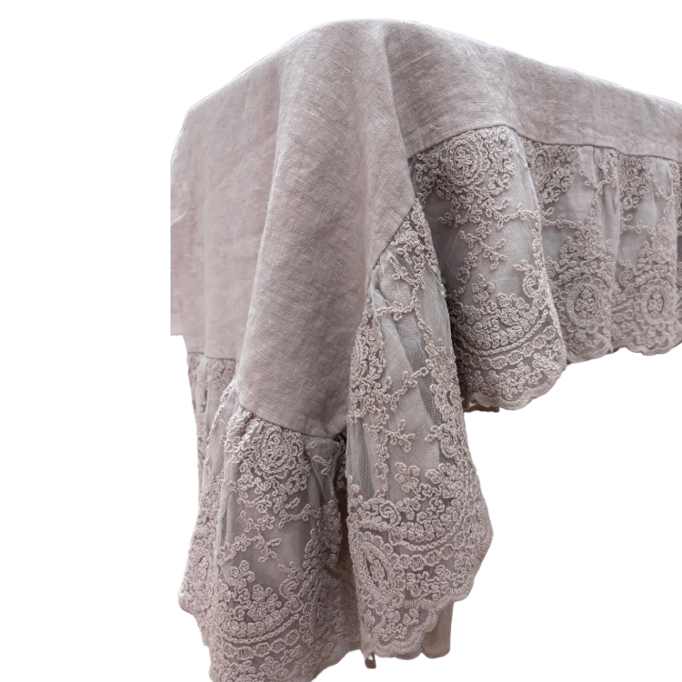 Tovaglia in Lino con Volant in Pizzo Corinzio 150x150 cm - Chez Moi