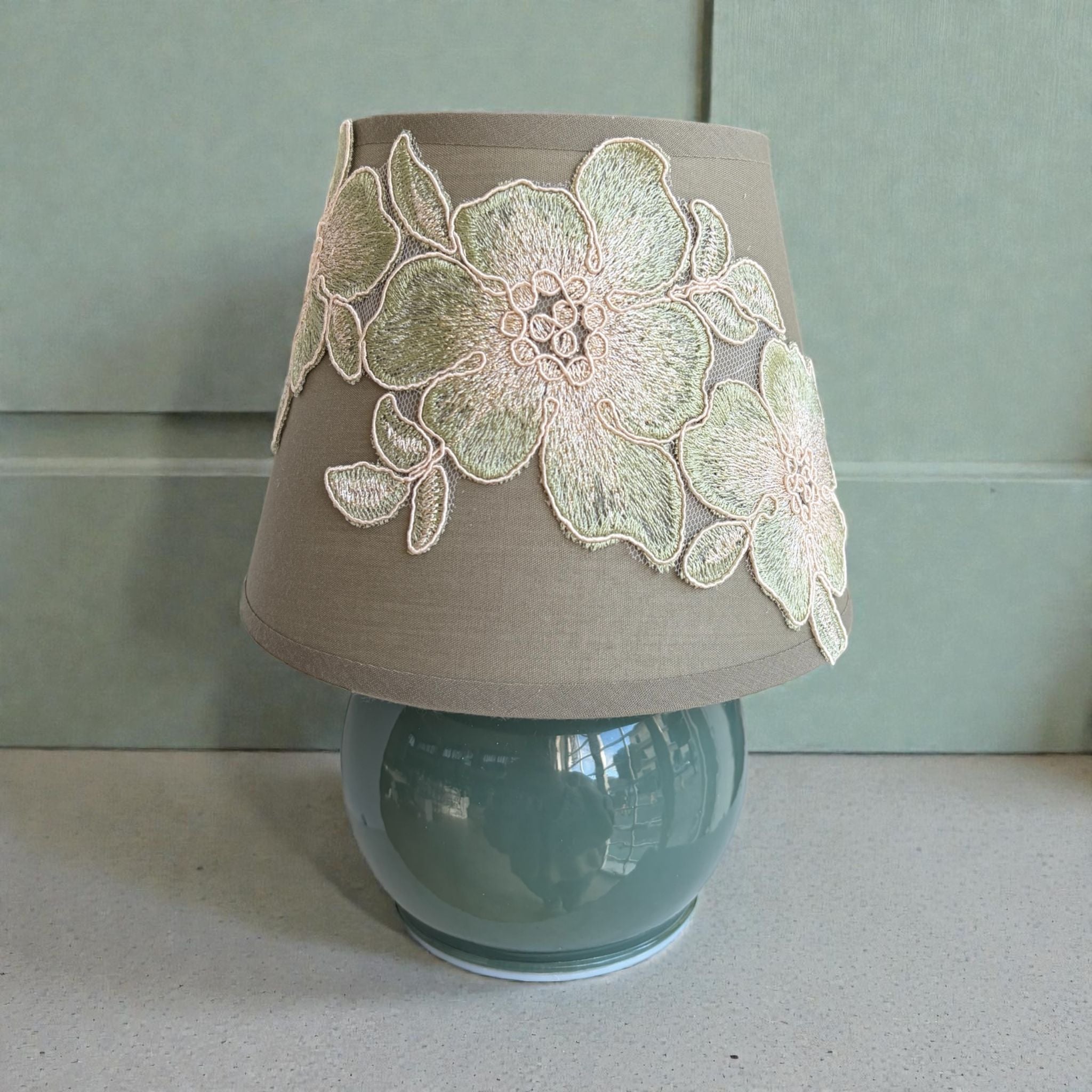 Lampada Elegante con Ricamo Floreale 20 h cm - Fiori di Lena