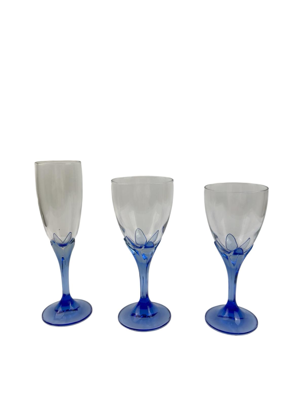 Set di 18 Bicchieri con Gambo Blu – Eleganza e Stile