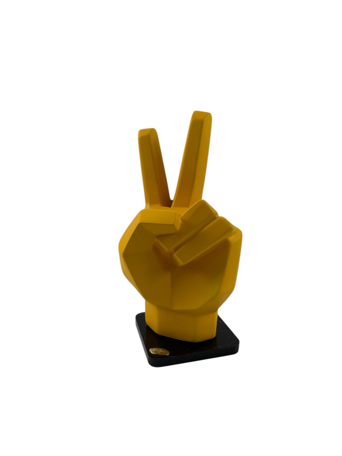 Mano in Ceramica Arancione con Segno di Vittoria su Base in Plexiglass 21 cm  – Ilary Queen