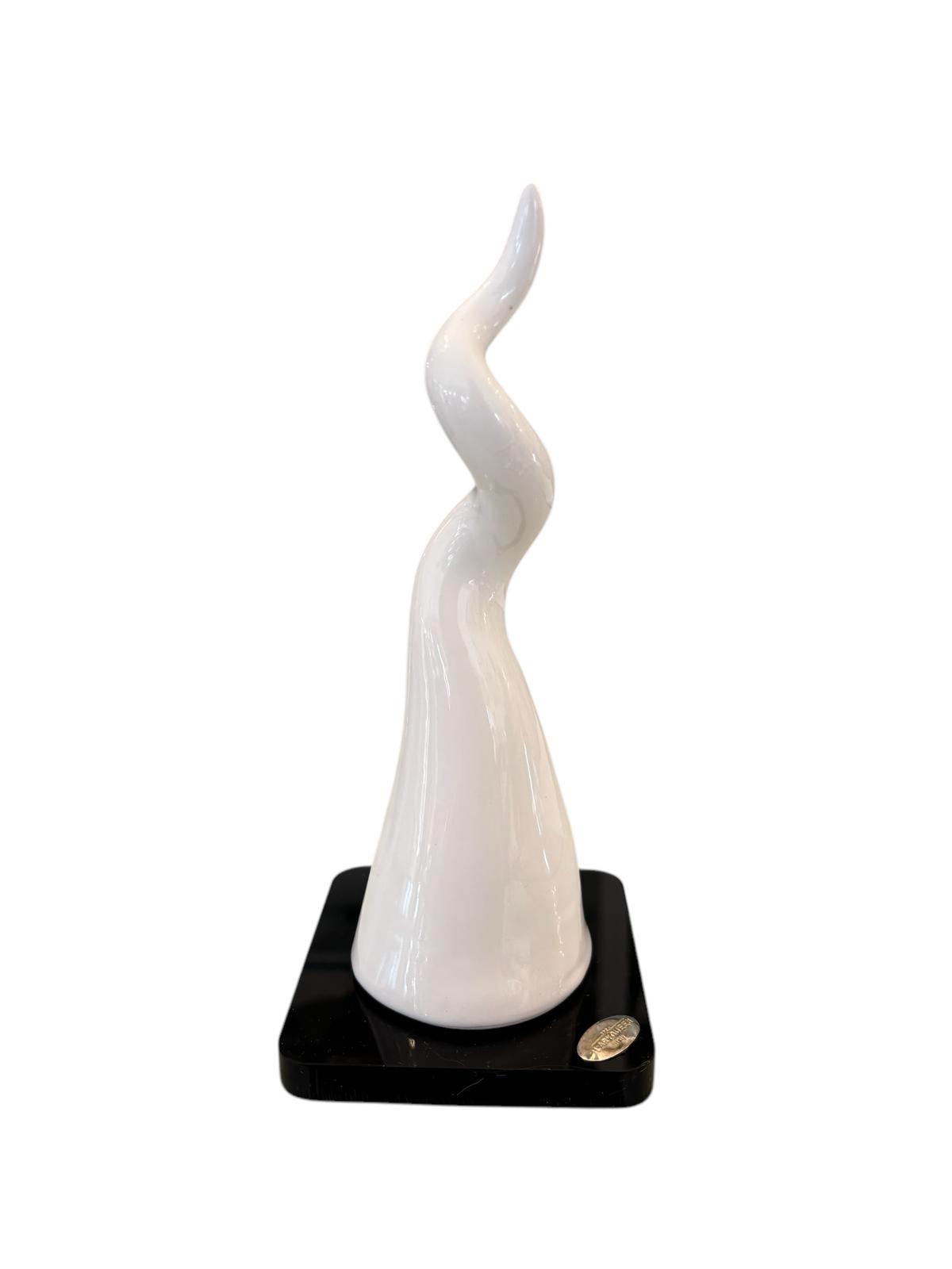 Corno in Ceramica 20 cm su Base in Plexiglass – Ilary Queen