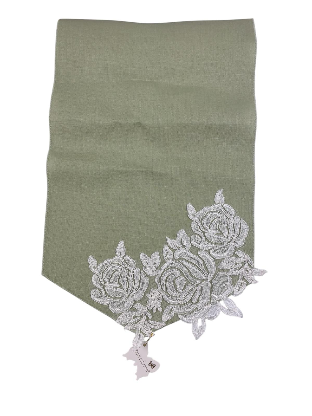 Runner in Lino Verde Salvia con Fiore in Pizzo Bianco 58 cm  – Fiori di Lena