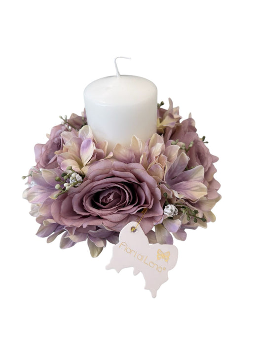 Candela Decorativa con Ghirlanda di Fiori Lilla diametro 17 cm  – Fiori di Lena