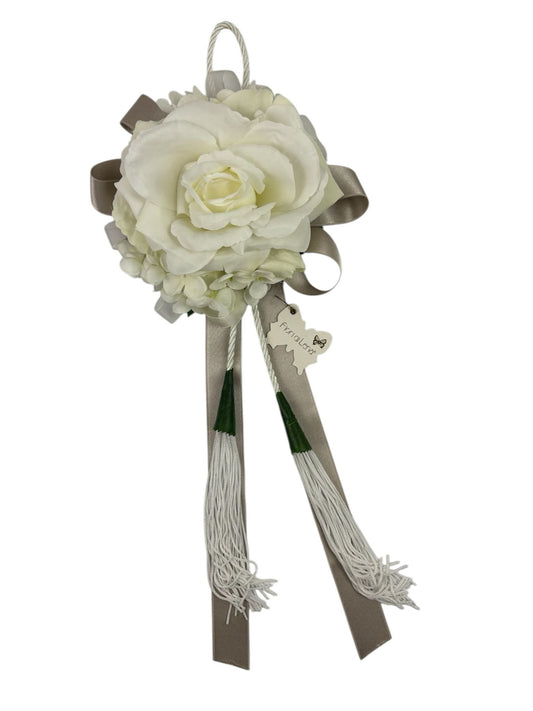 Nappa Decorativa con Rosa Bianca e Nastri in Raso Tortora 40 cm  – Fiori di Lena