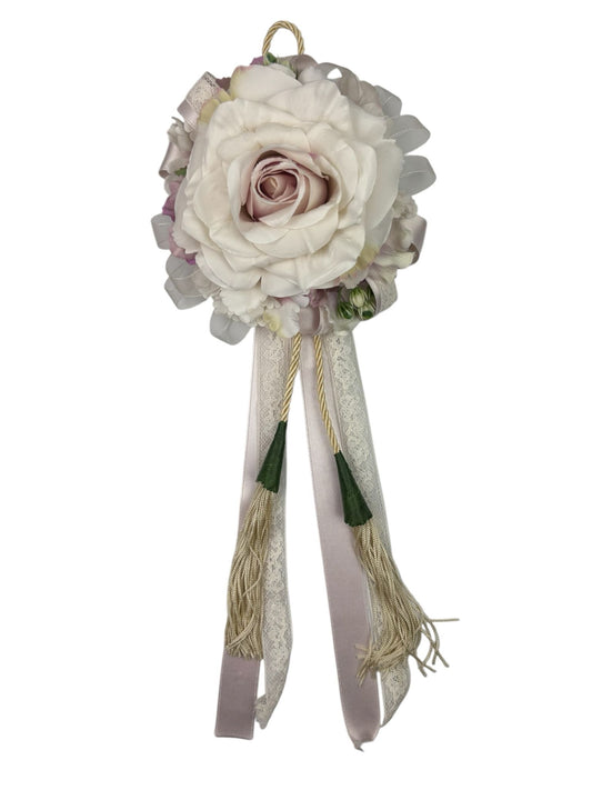 Nappa Pendente con Rosa Bianca e Nastri Verde Pastello 40 cm - Fiori di Lena