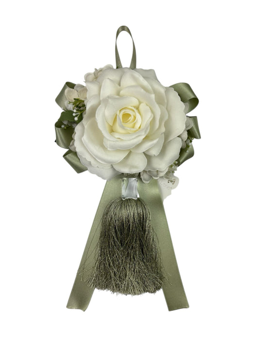 Nappa con Rosa Bianca, Fiori e Nastri Verde Salvia 25 cm - Fiori di Lena