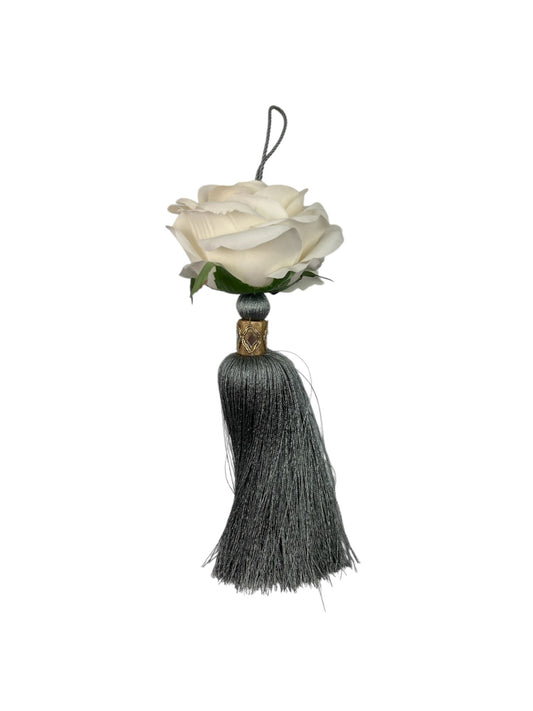 Nappa con Rosa Bianca e Nappa Pendente Celeste Polvere 22 cm  – Fiori di Lena