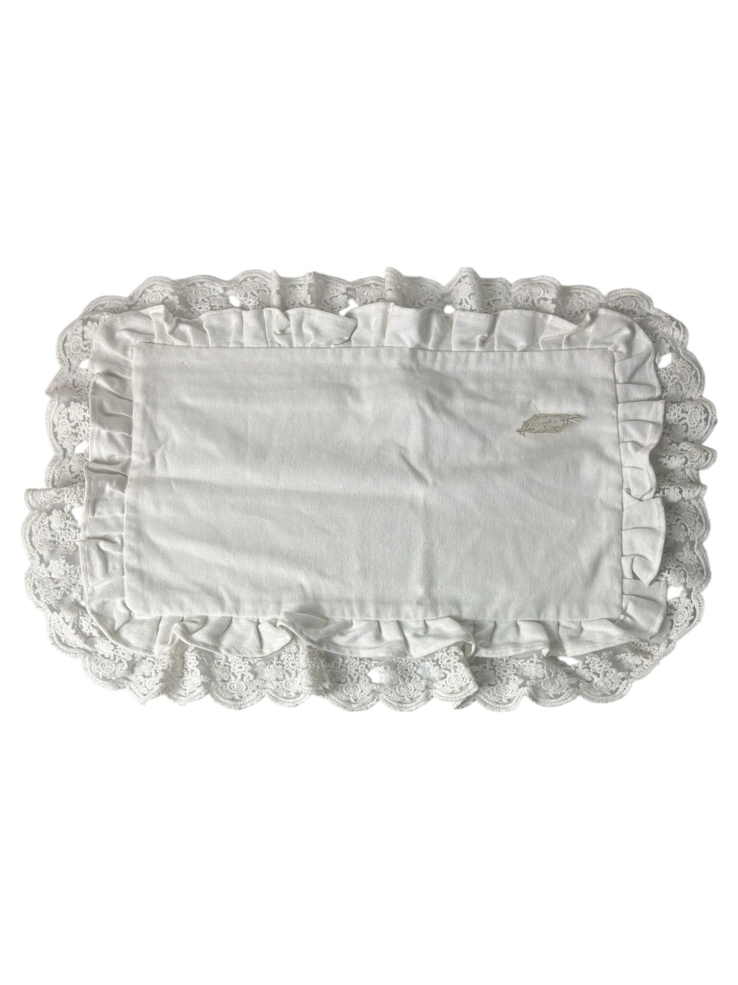 Copricuscino in Cotone con Volant in Pizzo 30x50 cm  –  Coccole di Casa