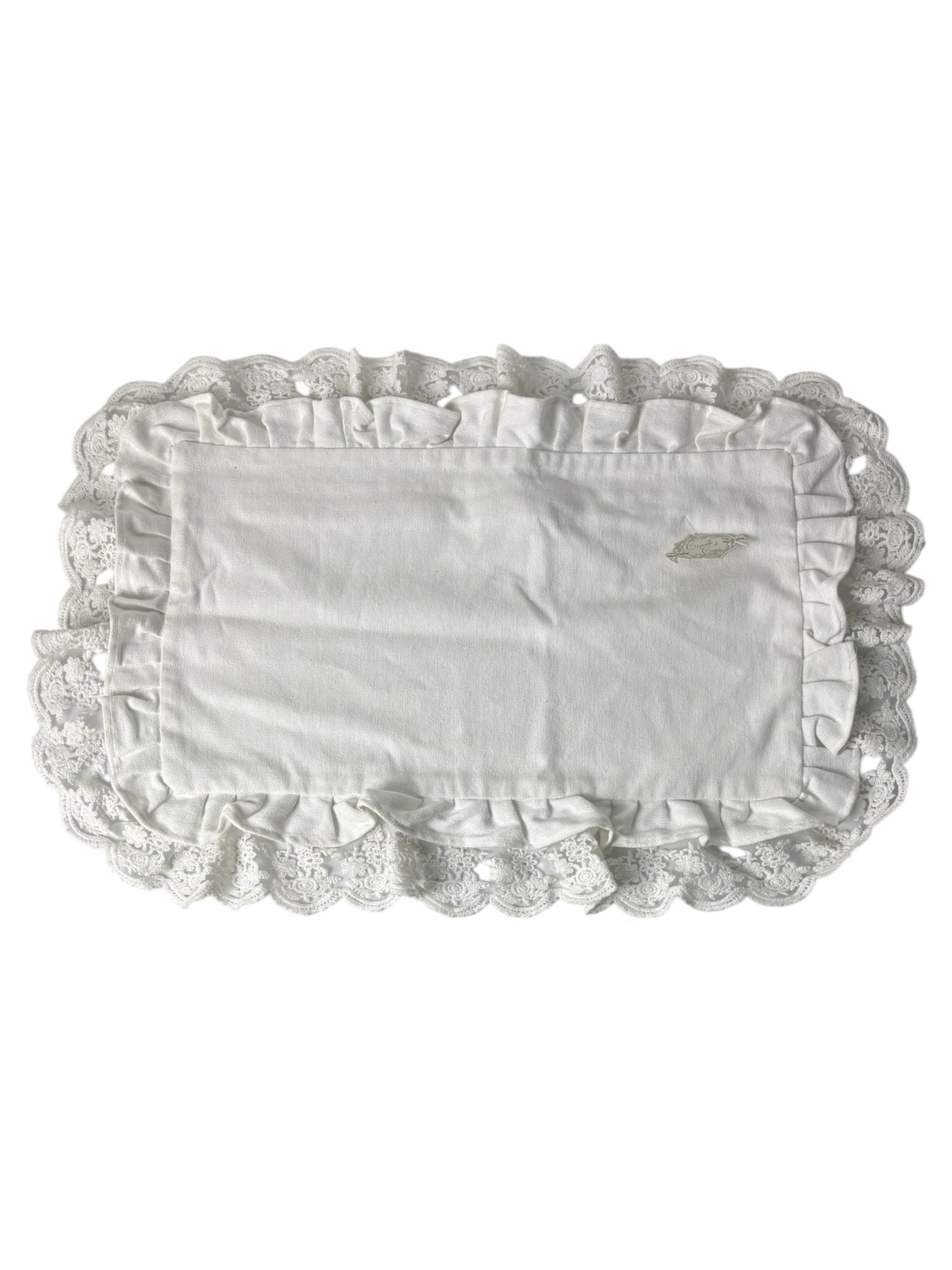 Copricuscino in Cotone con Volant in Pizzo 30x50 cm  –  Coccole di Casa