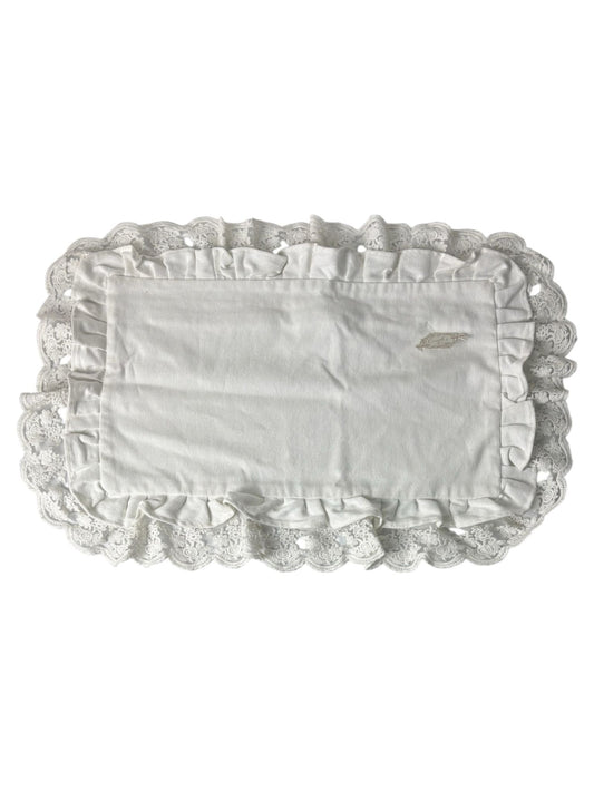 Copricuscino in Cotone con Volant in Pizzo 30x50 cm  –  Coccole di Casa