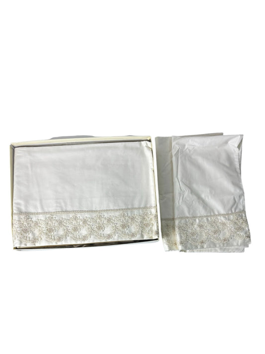 Set Lenzuola in Cotone con Tulle Rebrodé e Balza in Raso – Eleganza Ecru