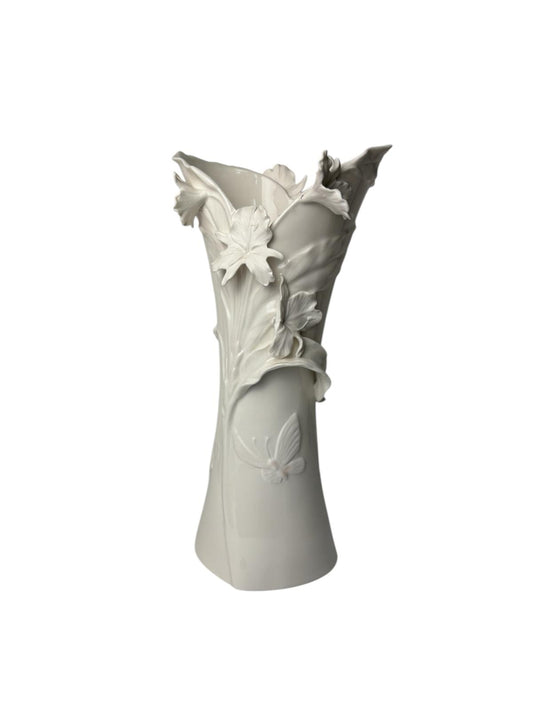 Vaso Elegante in Porcellana Bianca con Decorazioni Floreali in Rilievo 36 h cm – Henriette