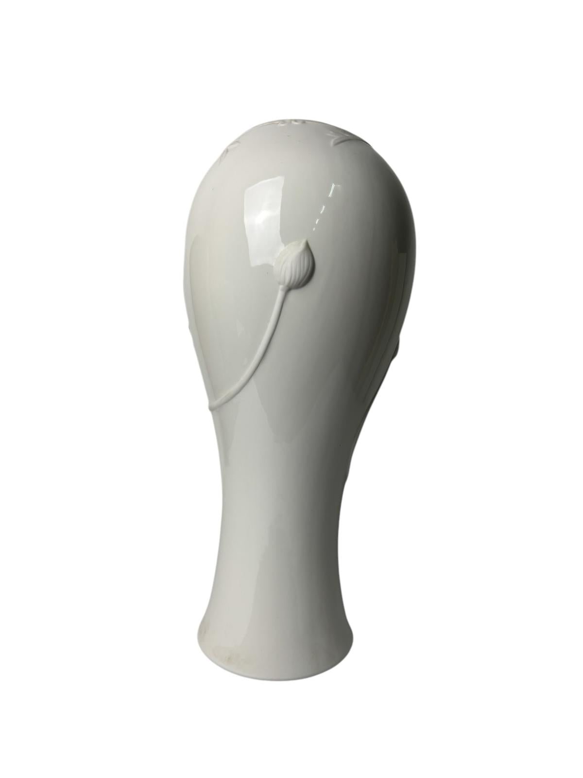 Vaso Elegante in Porcellana Bianca con Fiori in Rilievo 45 h cm – Henriette