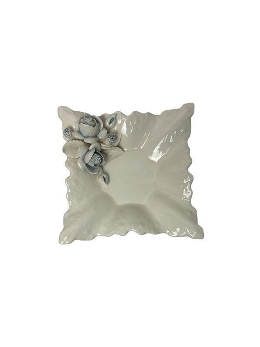 Svuotatasche Quadrato con Fiori Azzurri in Porcellana di Capodimonte 20x20 cm – Mara Bruni