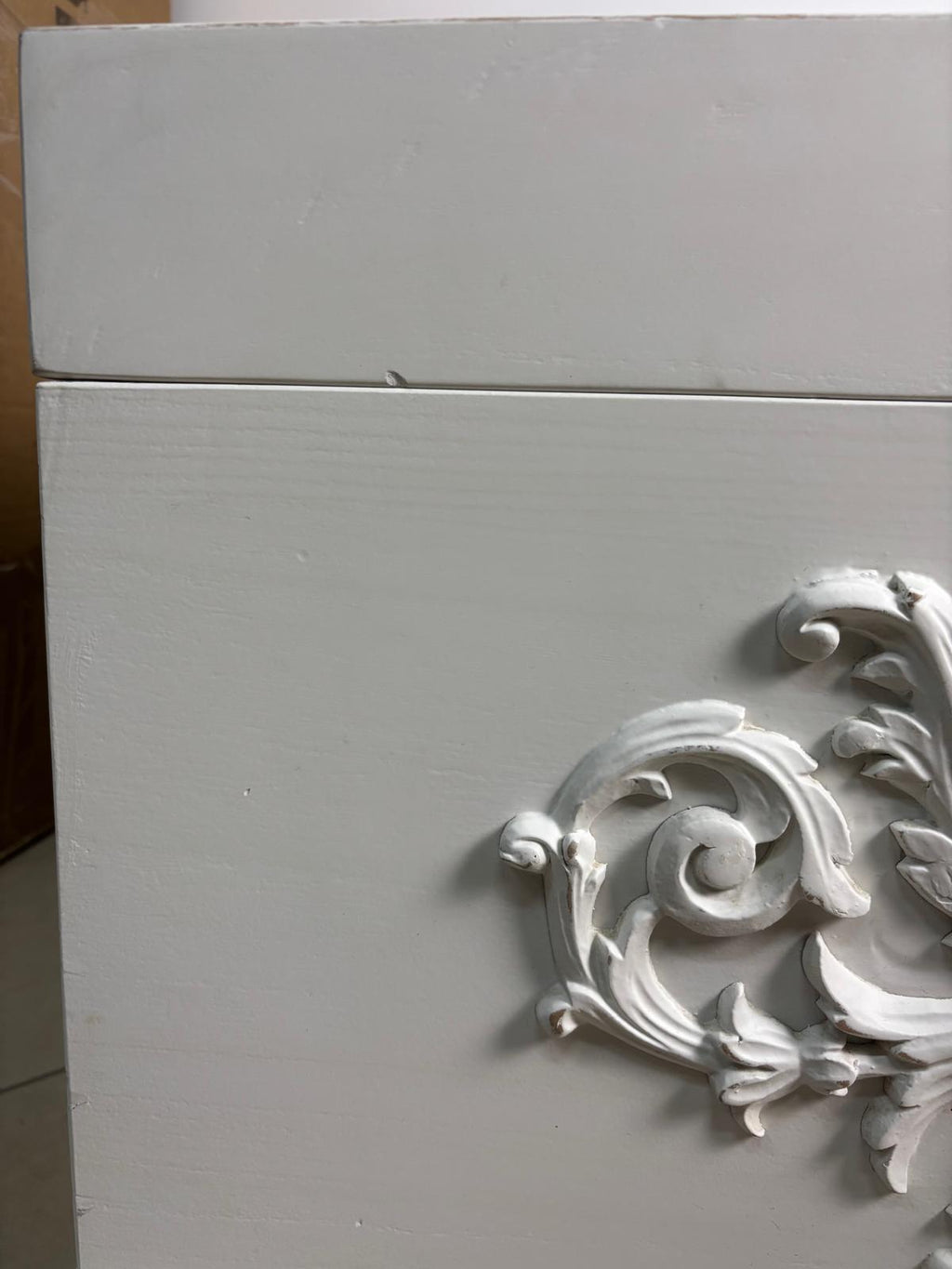 Cassapanca in Legno  Bianco con Decorazioni in Rilievo - L'Arte dei Nacchi