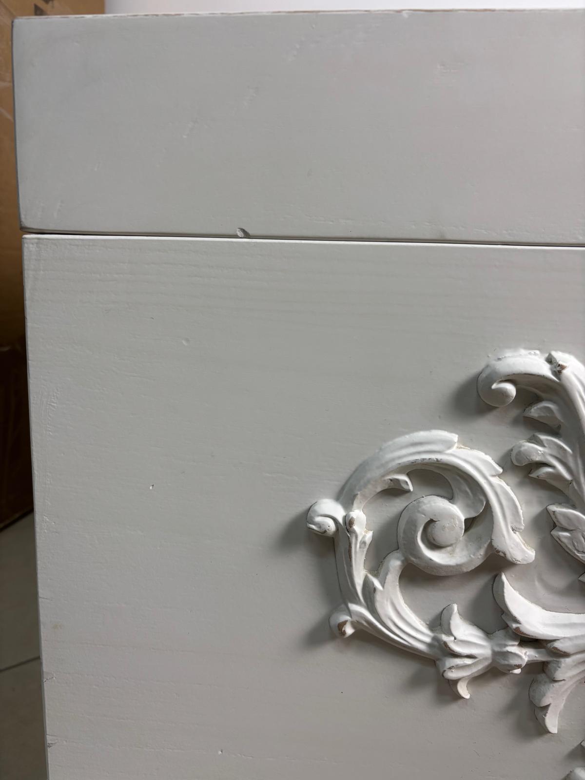 Cassapanca in Legno  Bianco con Decorazioni in Rilievo - L'Arte dei Nacchi