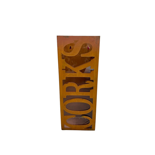Portabottiglie in Legno e Vetro con Scritta "Corks" – Stile Industriale