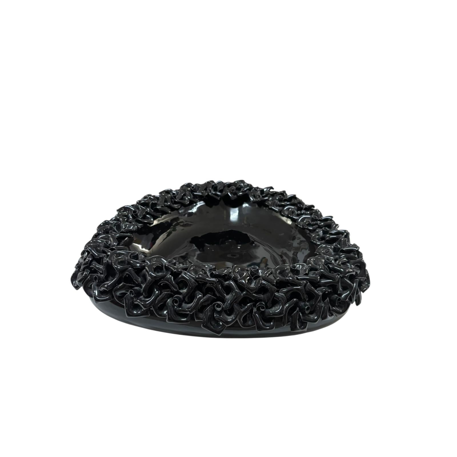 Centrotavola Triangolare in Ceramica Nera con Fiori 3D – Sinum Home