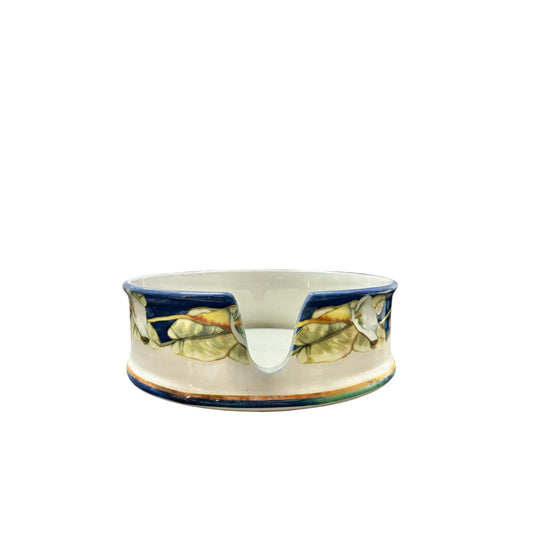 Porta Piatti in Ceramica con Fiori Bianchi e Dettagli Blu - Eleganza Artigianale