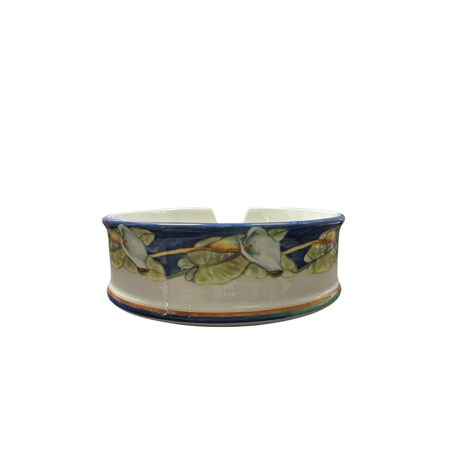 Porta Piatti in Ceramica con Fiori Bianchi e Dettagli Blu - Eleganza Artigianale