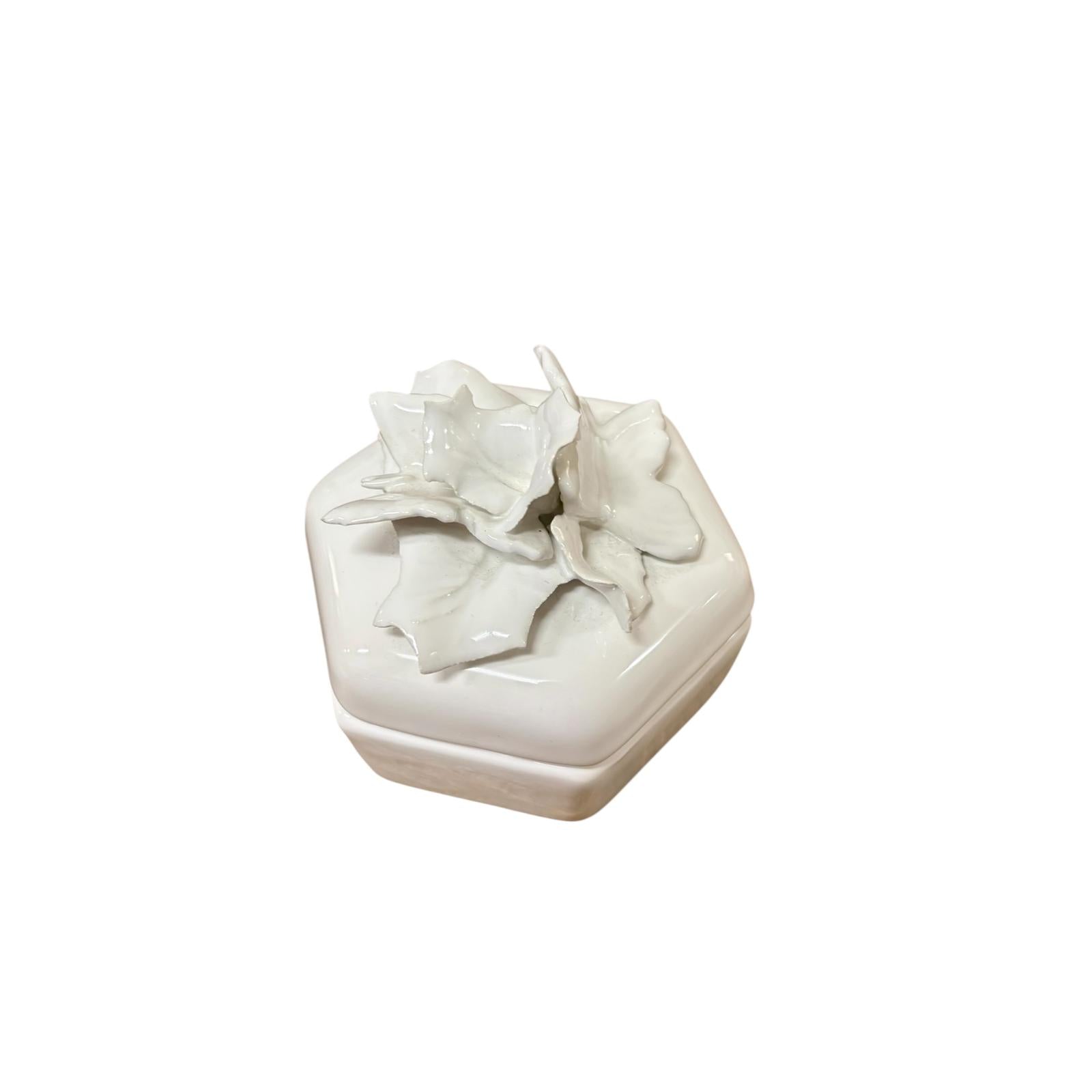 Scatolina Esagonale in Ceramica Bianca con Farfalle 3D 10x6 h cm- Dea Capodimonte