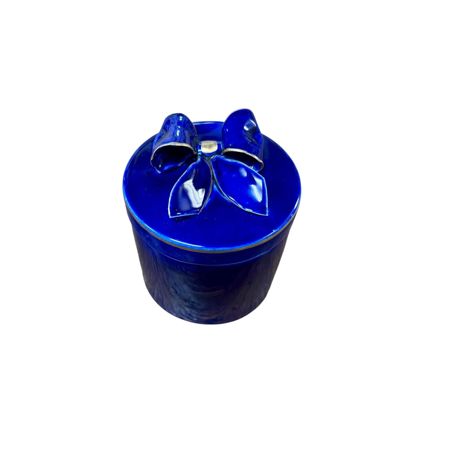 Scatola Tonda in Ceramica Blu Elettrico con Fiocco 3D 9x10 h cm – Dea Capodimonte