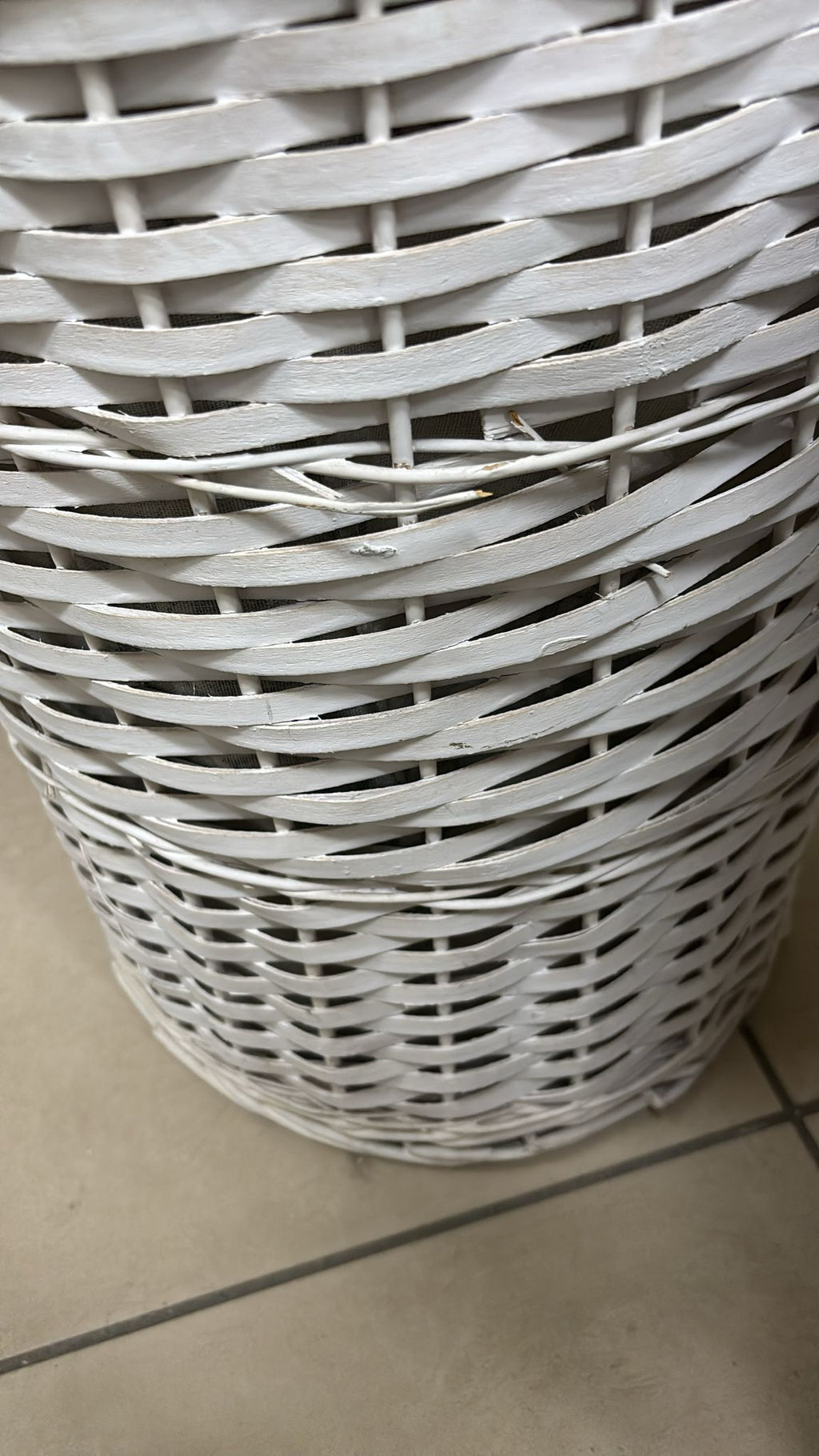 Cesta in Vimini Bianca con Coperchio e Rivestimento Floreale 48 h cm – Angelica Home