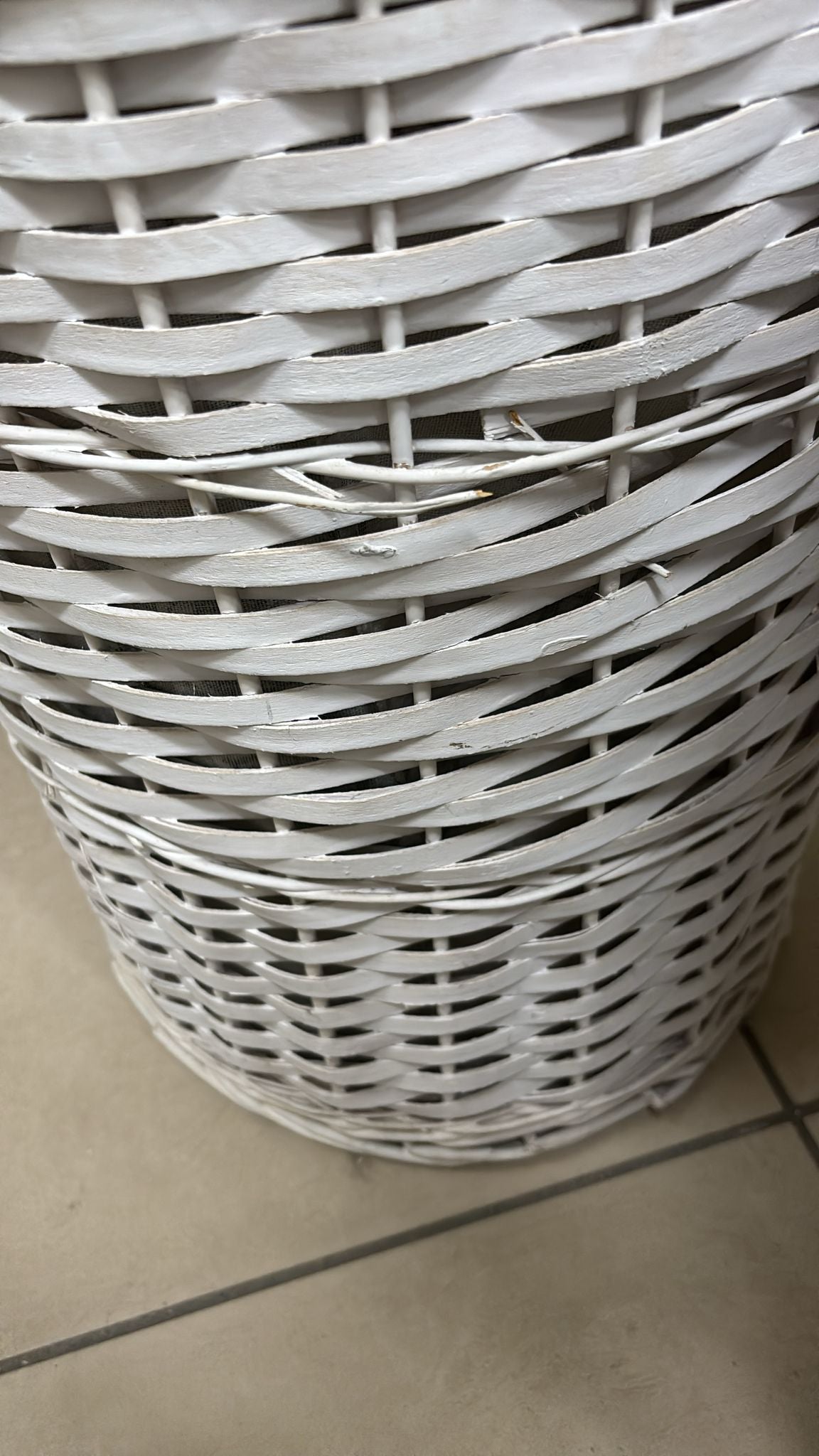 Cesta in Vimini Bianca con Coperchio e Rivestimento Floreale 48 h cm – Angelica Home