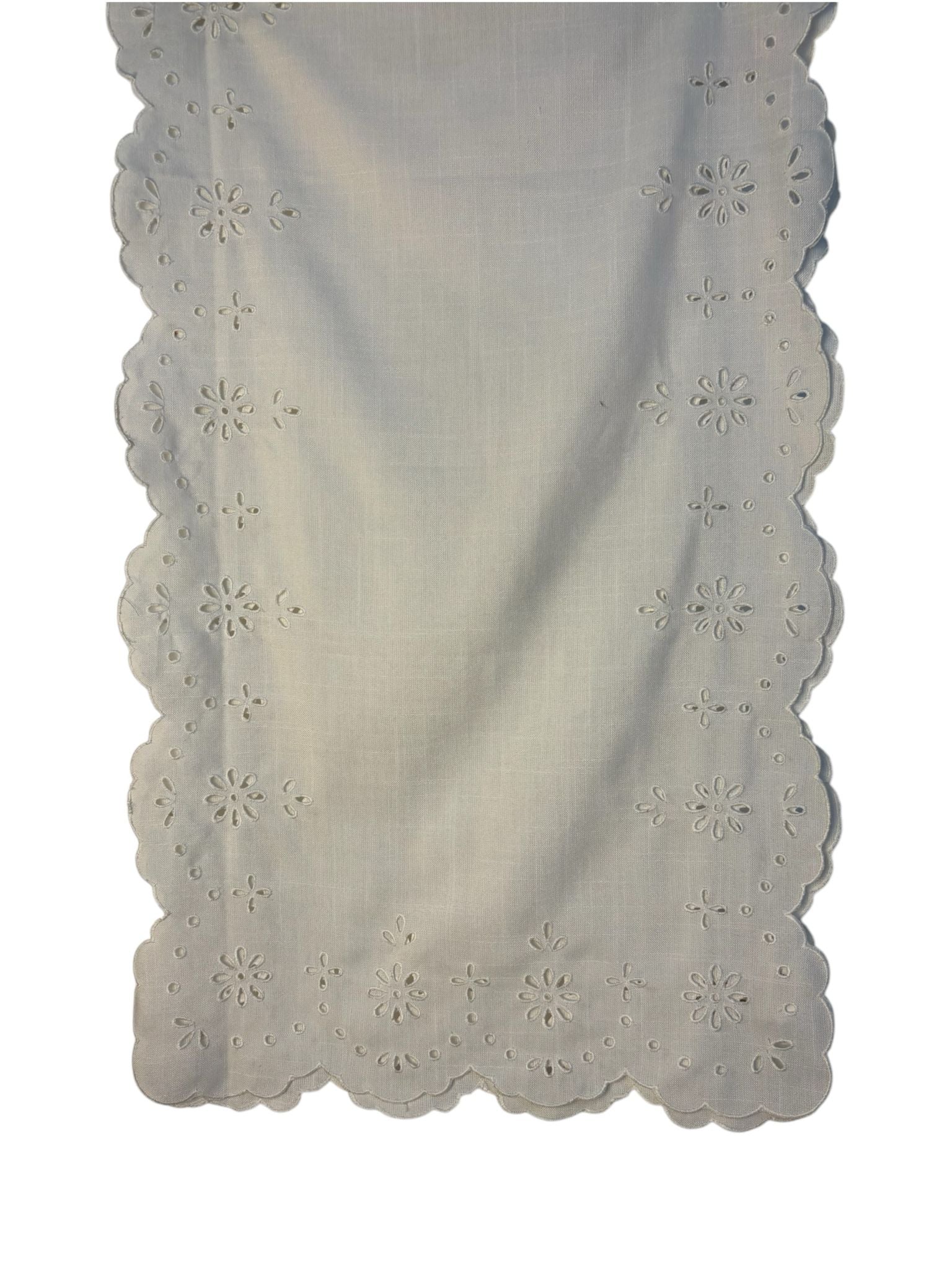 Runner in Sangallo Bianco con Smerlo  45x150 cm - Coccole di Casa