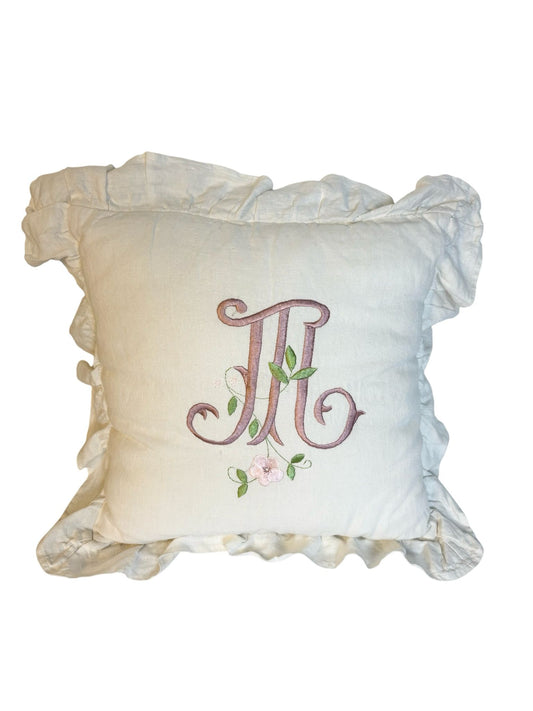 Cuscino in Lino Bianco con Volant e Ricamo Lettera M 40x40 cm  - Fiori di Lena