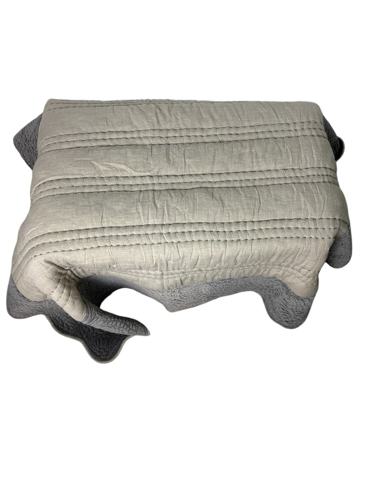 Centro Tavola Trapuntato Bicolor con Balze in Velluto 160x160 cm – Blanc MariClo'