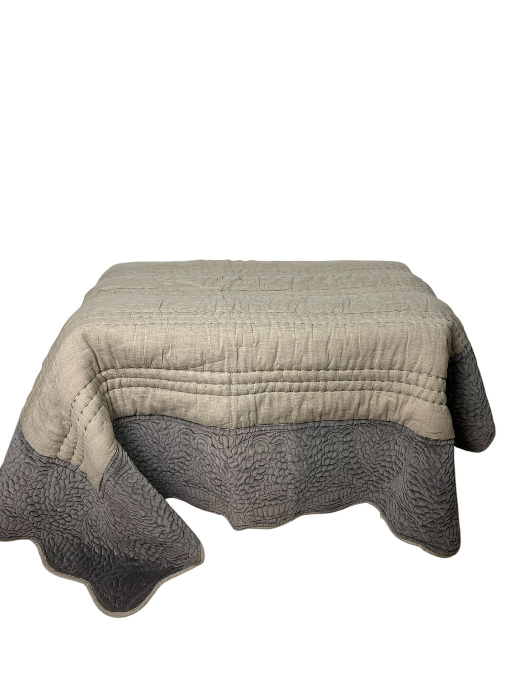 Centro Tavola Trapuntato Bicolor con Balze in Velluto 160x160 cm – Blanc MariClo'