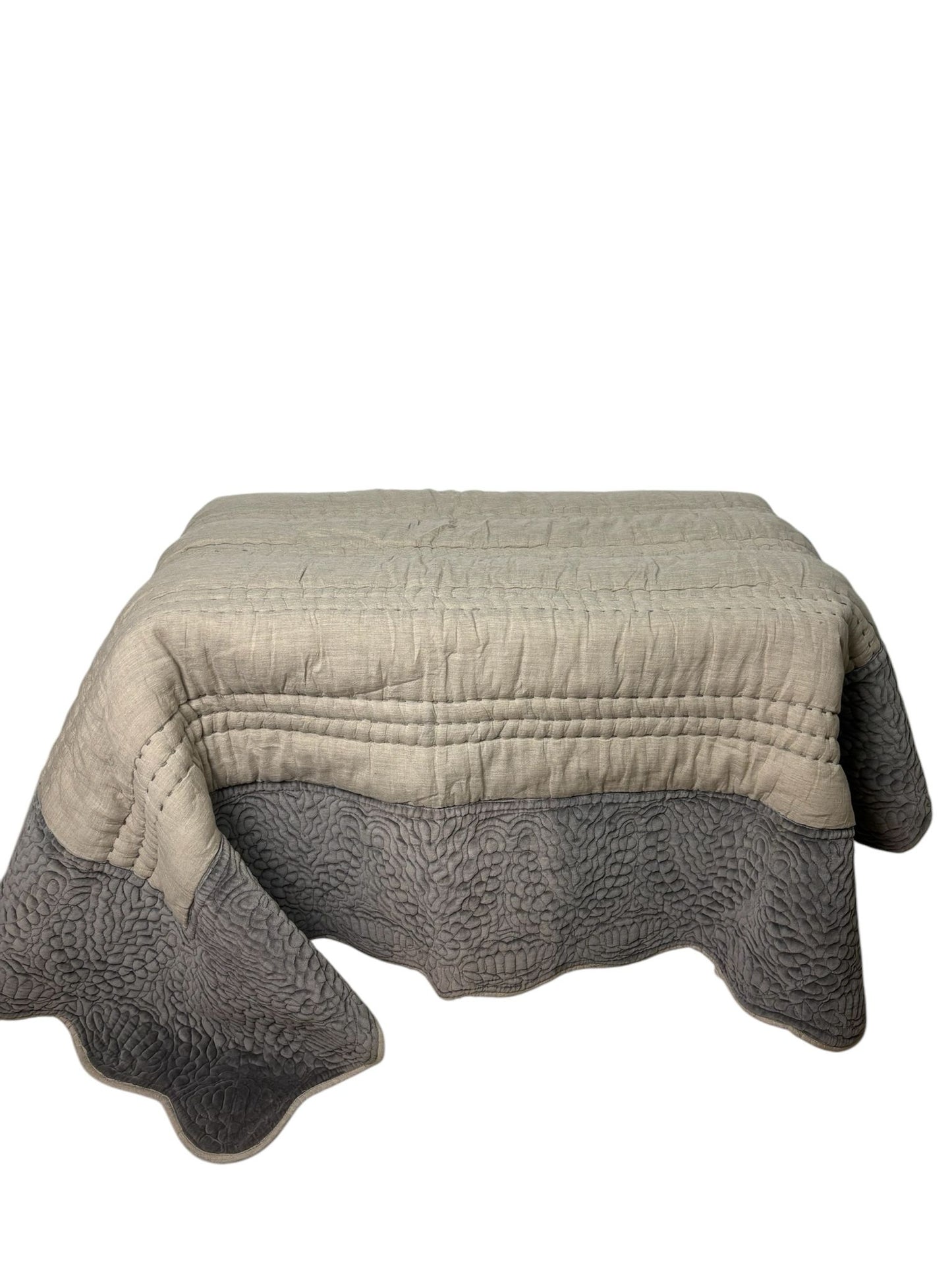 Centro Tavola Trapuntato Bicolor con Balze in Velluto 160x160 cm – Blanc MariClo'