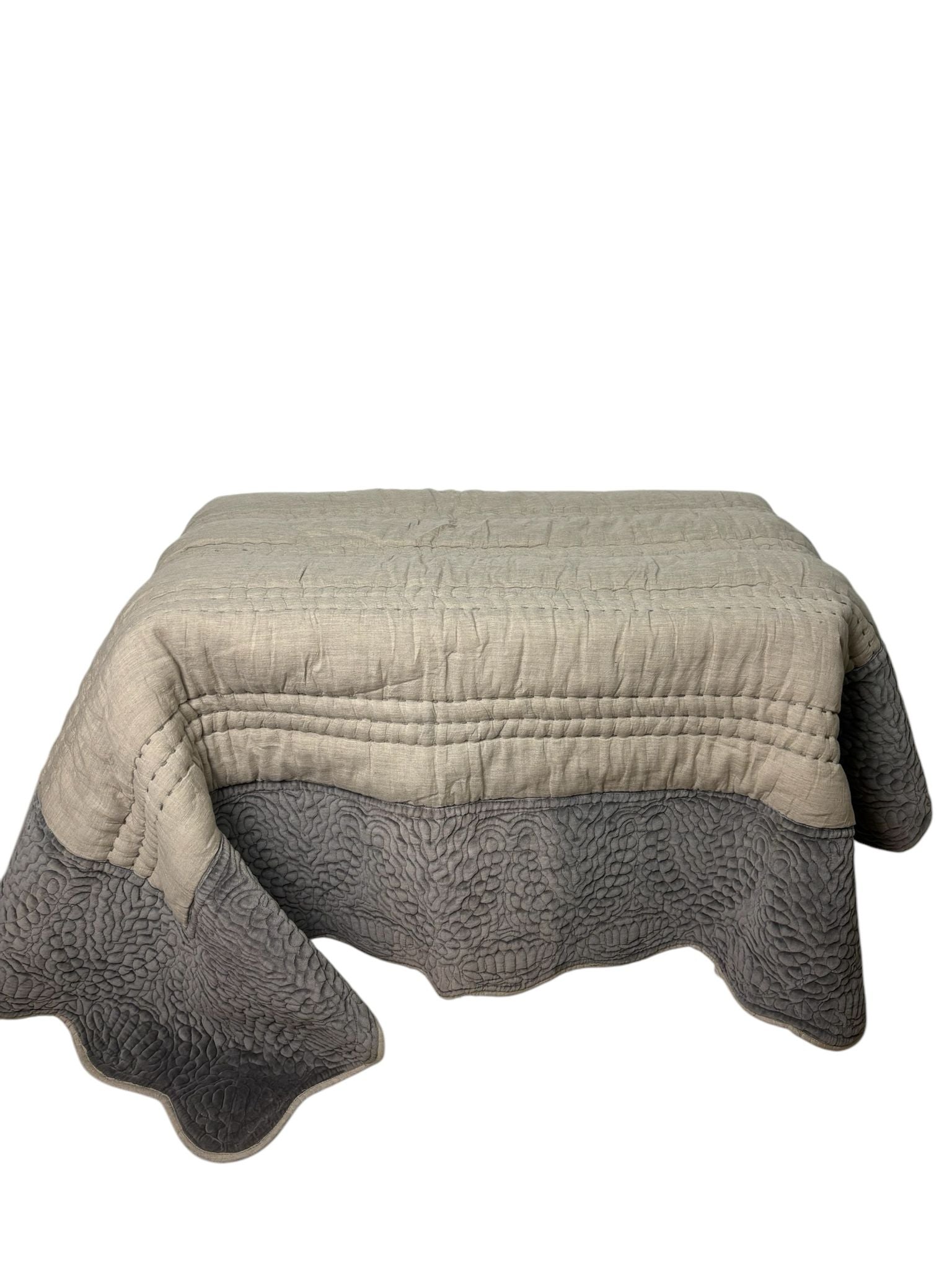 Centro Tavola Trapuntato Bicolor con Balze in Velluto 160x160 cm – Blanc MariClo'