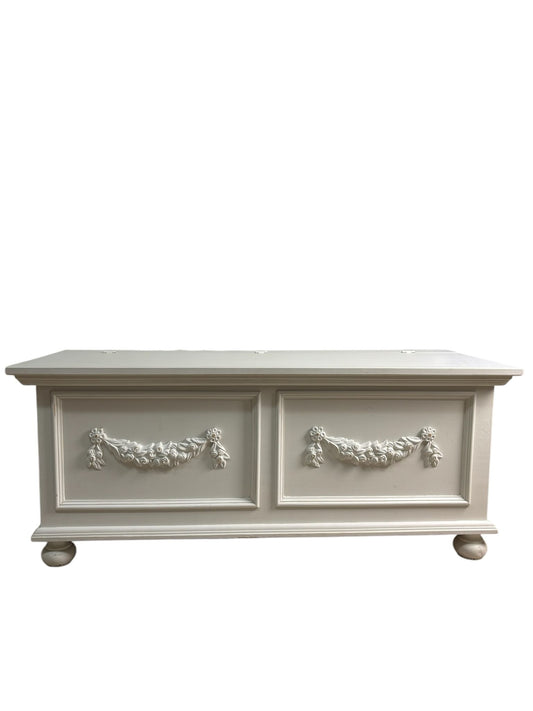 Cassapanca Bianca in Legno con Boiserie e Decorazioni - L'Arte dei Nacchi