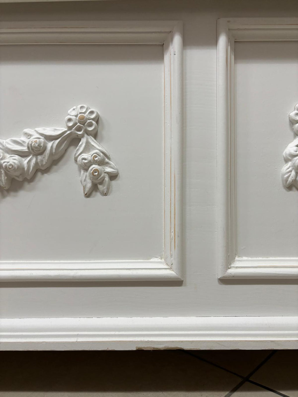 Cassapanca Bianca in Legno con Boiserie e Decorazioni - L'Arte dei Nacchi