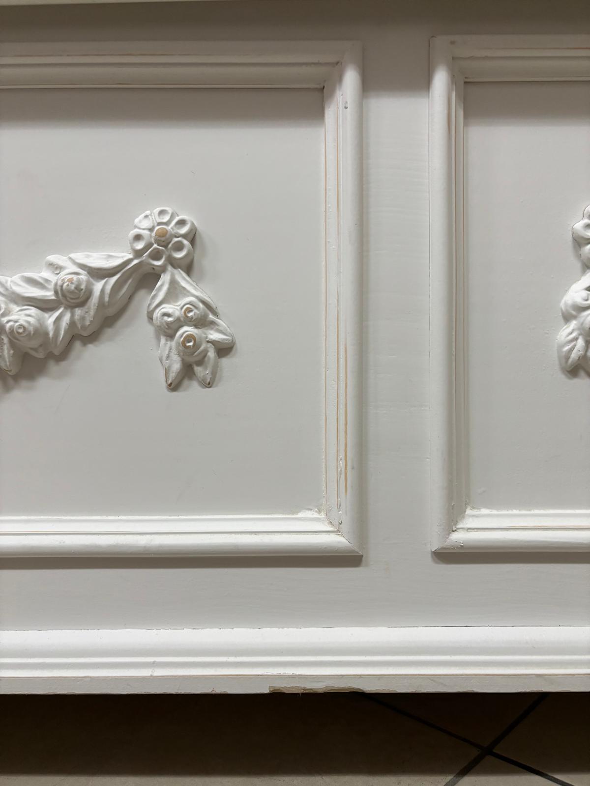 Cassapanca Bianca in Legno con Boiserie e Decorazioni - L'Arte dei Nacchi