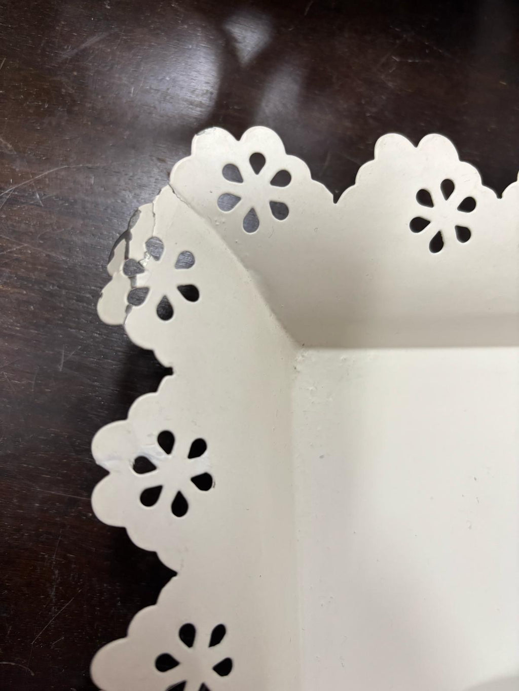 Vassoio Rettangolare in Latta Bianca con Smerli 40x30 cm – Old & New