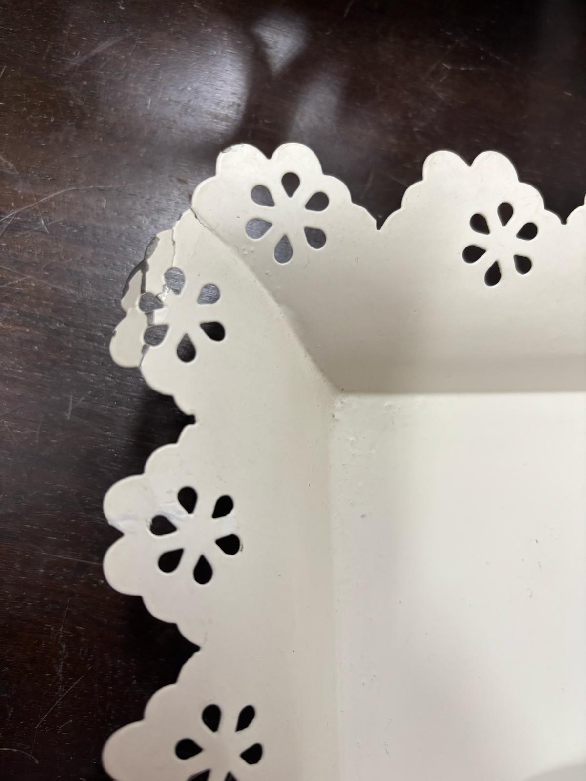 Vassoio Rettangolare in Latta Bianca con Smerli 40x30 cm – Old & New