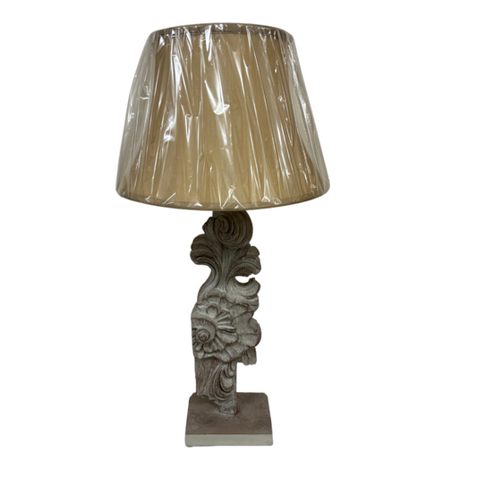 Lampada Provenzale con Base Intarsiata in Resina e Paralume Beige