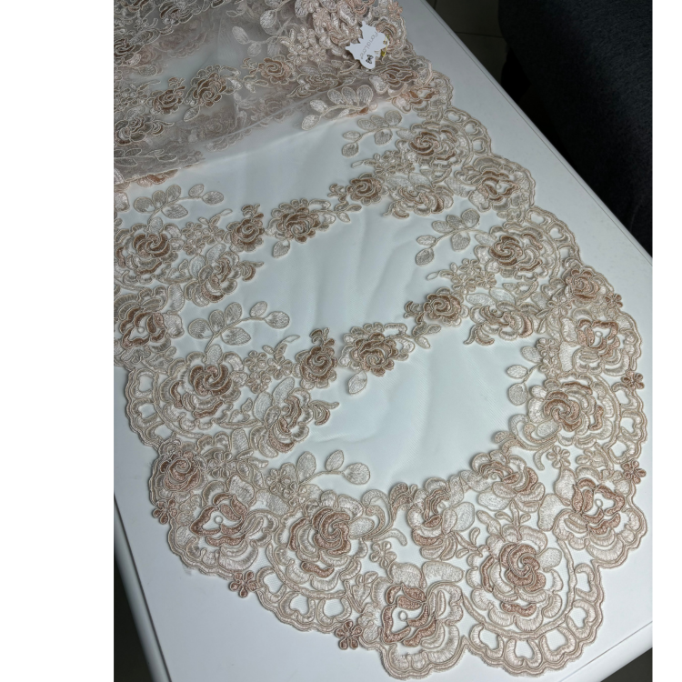 Runner in Organza e Pizzo con Rose Ricamate 45x170 cm - Fiori Di Lena