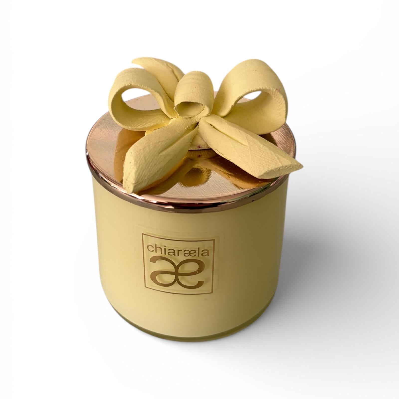 Candela Profumata in Barattolo di Vetro Colorato con Fiocco 7 cm - Chiaraela