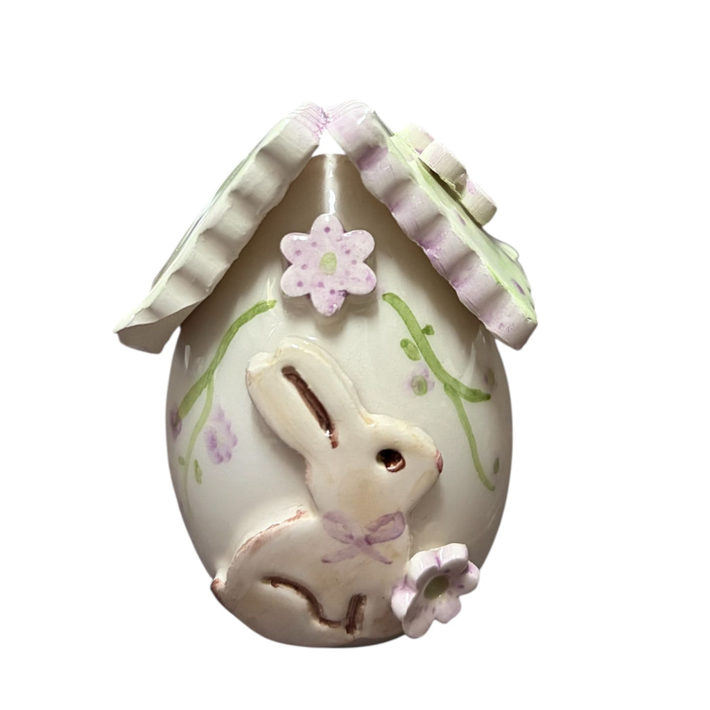 Uovo decorativo in ceramica con dettagli pasquali