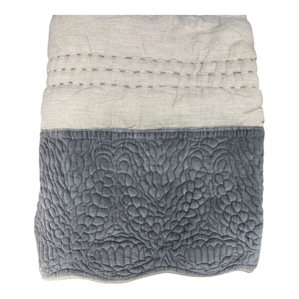 Centro Tavola Trapuntato Bicolor con Balze in Velluto 160x160 cm – Blanc MariClo'